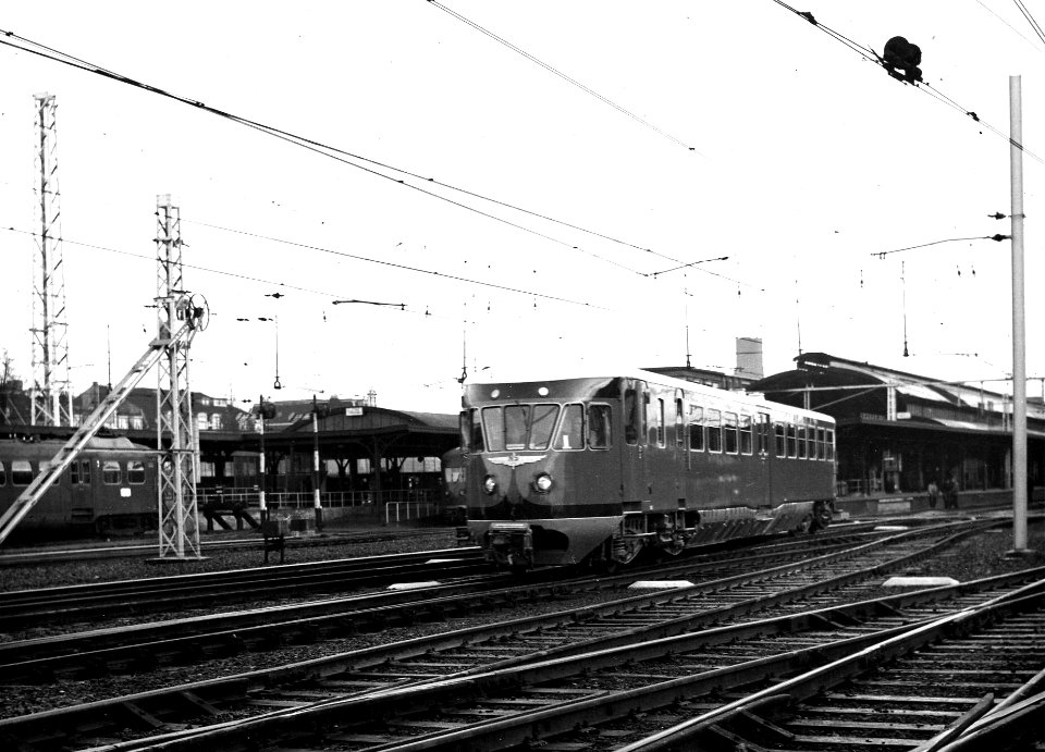 HUA-164125-Afbeelding van een diesel electrisch motorrijtuig DE 1 Blauwe Engel van de NS tijdens een proefrit op het NS station Utrecht CS te Utrecht