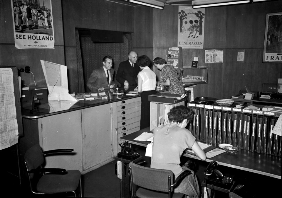 HUA-167274-Interieur van het NS station Amsterdam CS te Amsterdam inlichtingenbureau