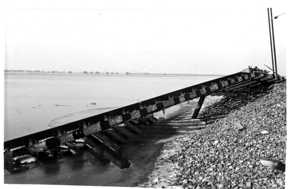 HUA-156848-Afbeelding van een gedeelte van de weggespoelde spoorlijn nabij Lage Zwaluwe, na de watersnoodramp