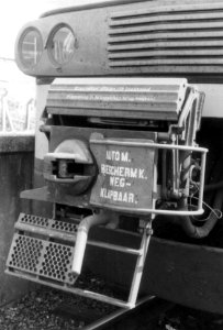 HUA-157806-Afbeelding van een scharfenberg koppeling gemonteerd aan een electrisch treinstel mat 1964 plan T of plan V 