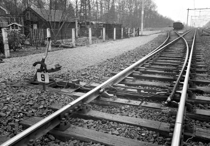 HUA-167385-Afbeelding van een handwissel met slot in de spoorlijn bij Wolfheze