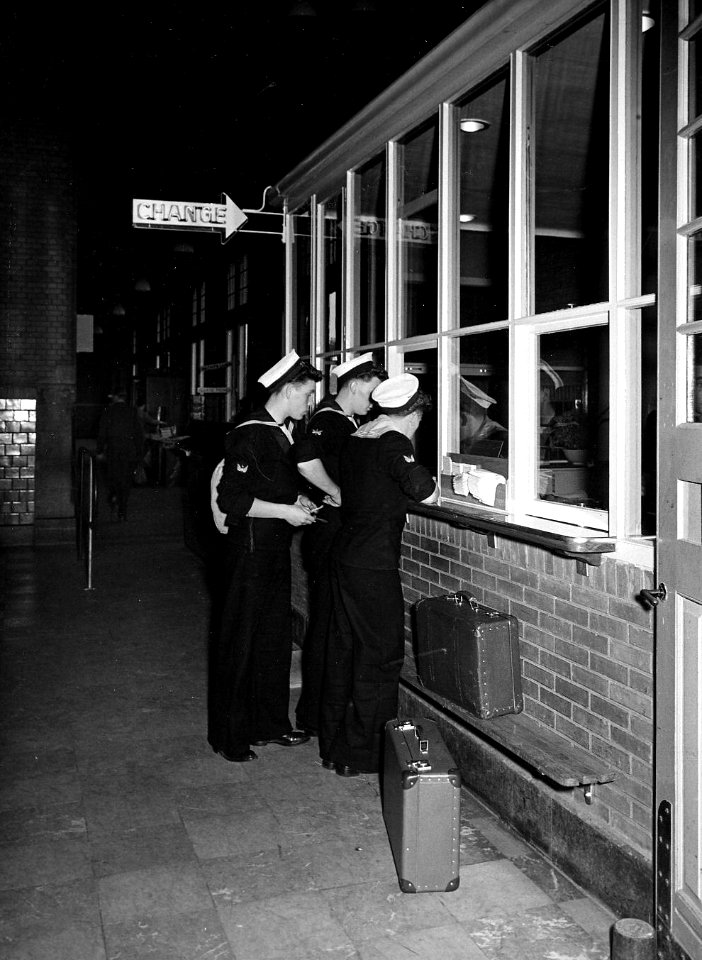 HUA-164073-Afbeelding van drie mariniers bij het loket van de douane in het N.S.-station Roosendaal te Roosendaal