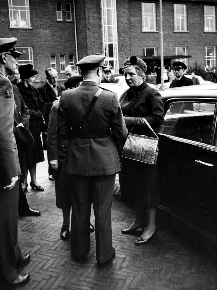 HUA-157539-Afbeelding van Koningin Juliana tijdens een bezoek aan het Centraal Militair Hospitaal Joseph Haydnlaan 2 te Utrecht naar aanleiding van de treinramp 