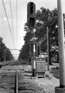 HUA-157394-Afbeelding van een lichtsein van de N.S. met cijferbak langs de spoorlijn bij Helmond, kort na de electrificatie van de spoorlijn Eindhoven-Venlo