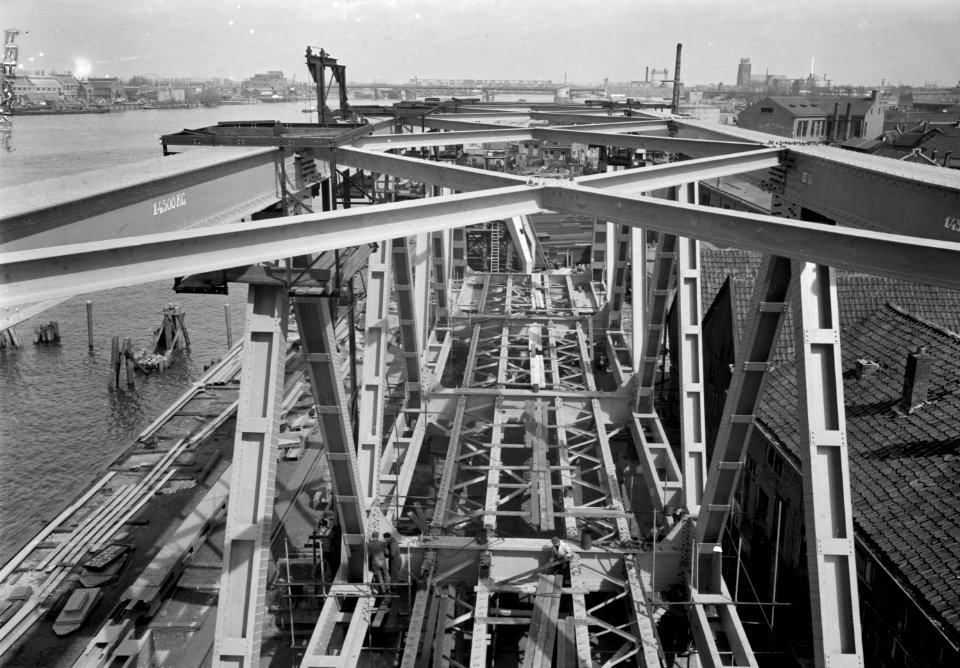 HUA-167365-Afbeelding van de constructie van een brugdeel voor de nieuwe spoorbrug over het Hollands Diep bij Moerdijk (Moerdijkbrug) bij Penn en Bauduin te Dordrecht
