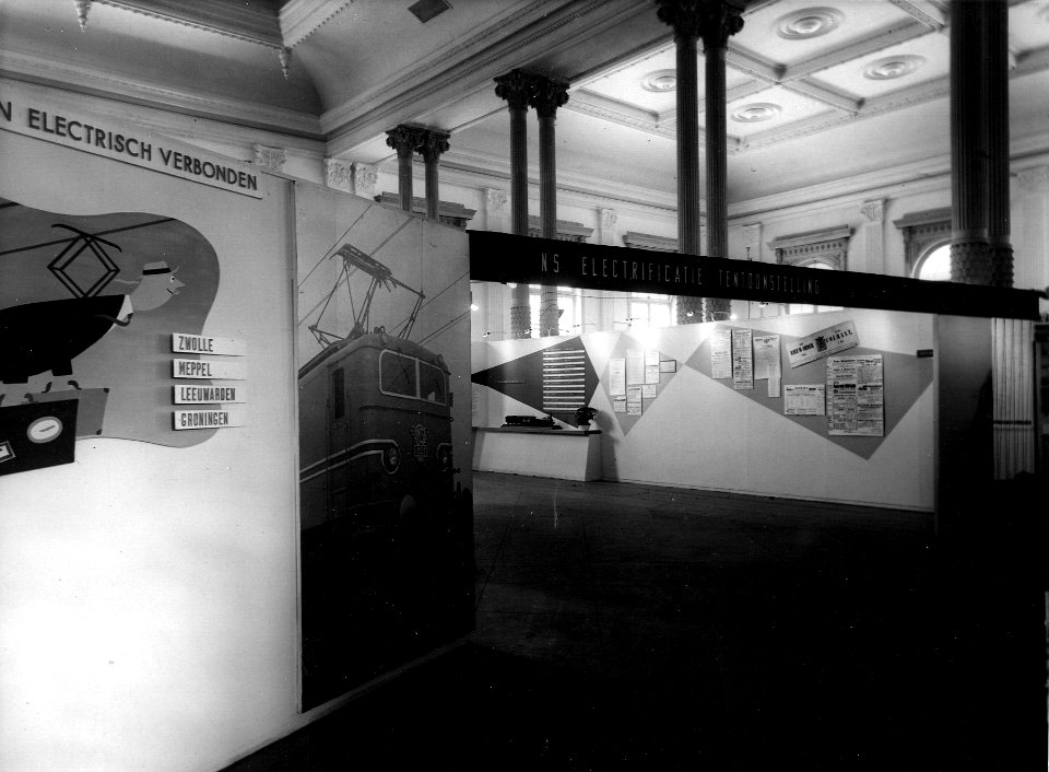 HUA-164050-Afbeelding van de "NS Electrificatie Tentoonstelling" van de N.S. te Leeuwarden. N.B. De tentoonstelling staat in verband met de electrificatie van de spoorlijn Meppel-Leeuwarden (opening 18-5-1952)
