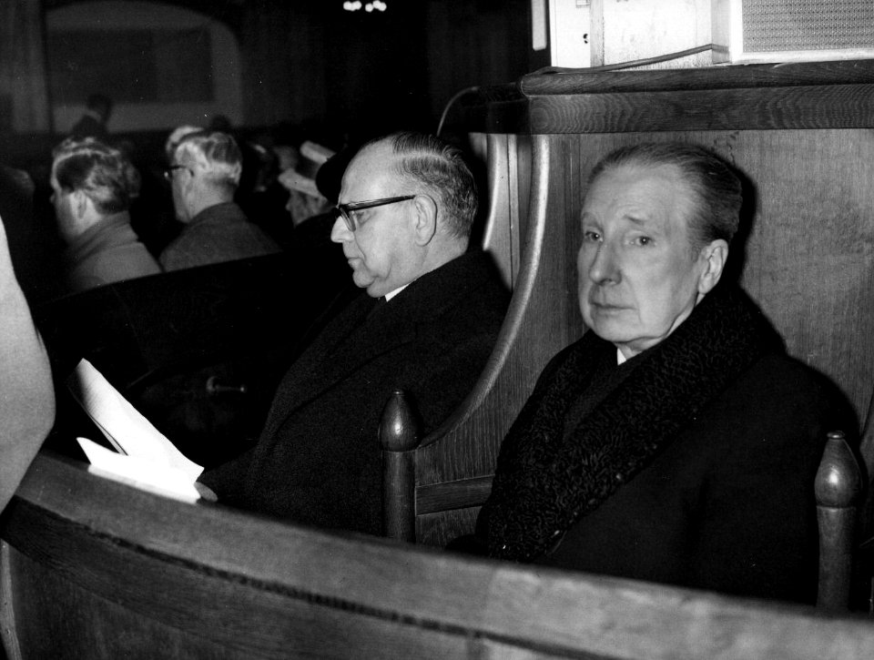 HUA-157544-Afbeelding van J E H baron van Nagell rechts kamerheer in buitengewone dienst van HM de Koningin met links van hem drs H A Korthals minister van Verke