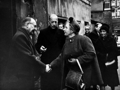 HUA-157542-Afbeelding van Koningin Juliana en burgemeester van Utrecht jhr. mr. dr. C. J. A. de Ranitz (midden) op het Buurkerkhof te Utrecht naar aanleiding van de treinramp te Harmelen