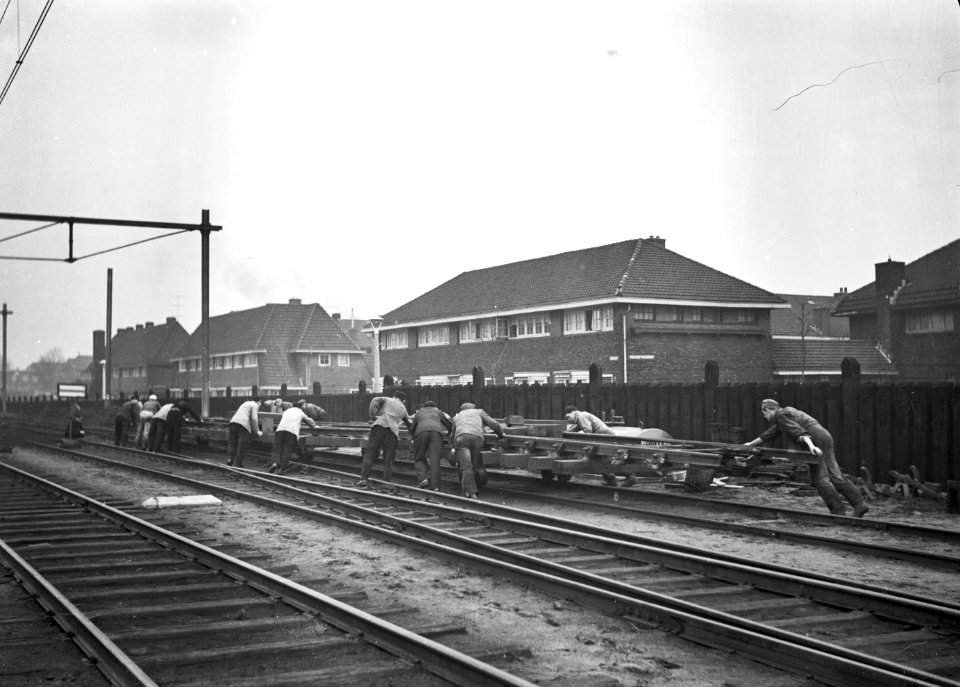 HUA-167412-Afbeelding van wegwerkers tijdens het vervangen van een wissel op het emplacment van het NS station Hilversum te Hilversum