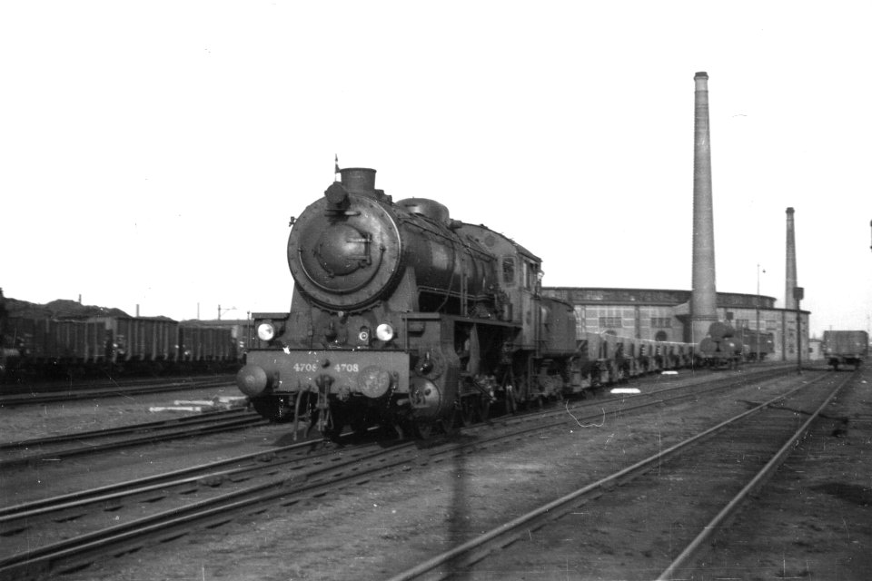 HUA-160434-Afbeelding van de stoomlocomotief nr 4708 serie 4700 van de NS bij het locomotiefdepot te Eindhoven