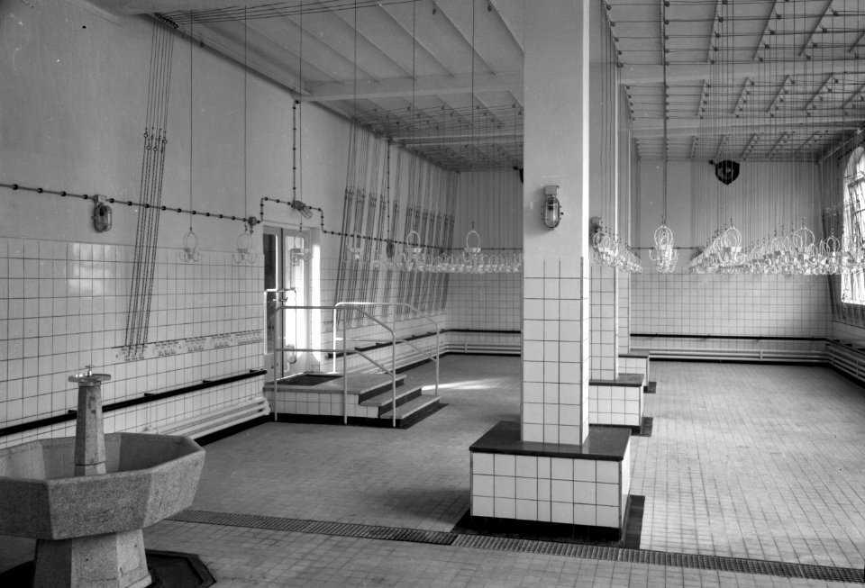 HUA-159326-Interieur van de hoofdwerkplaats van de N.S. te Amersfoort- waslokaal