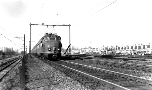 HUA-160581-Afbeelding van het electrische treinstel nr. 736 (mat. 1954, plan F) van de N.S. te Utrecht. Links het spoor naar Werkspoor