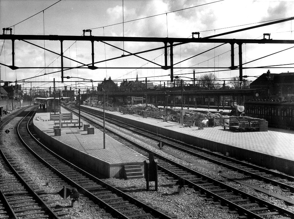 HUA-164011-Gezicht op de in aanbouw zijnde perrons van het nieuwe N.S.-station Arnhem te Arnhem