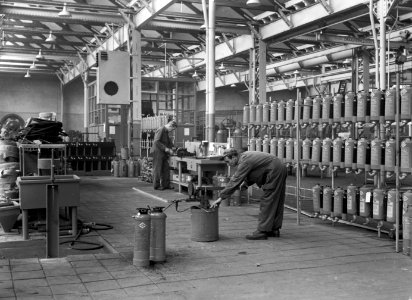 HUA-167431-Interieur van de Centrale Werkplaats van de N.S. te Tilburg- afdeling onderhoud van brandblusapparaten