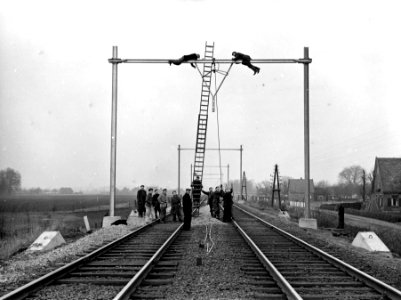 HUA-163990-Afbeelding van het plaatsen van een bovenleidingsportaal ten behoeve van de electrificatie van de spoorlijn Arnhem - Zwolle ter hoogte van Brummen