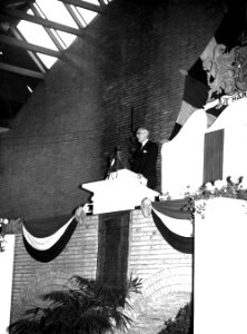 HUA-163511-Afbeelding van minister Van Schaik tijdens een toespraak ter gelegenheid van de herdenking van de spoorwegstaking 1944-1945 in het gebouw voor Groenten- en Vruchtenveilingen (Croeselaan) te Utrecht