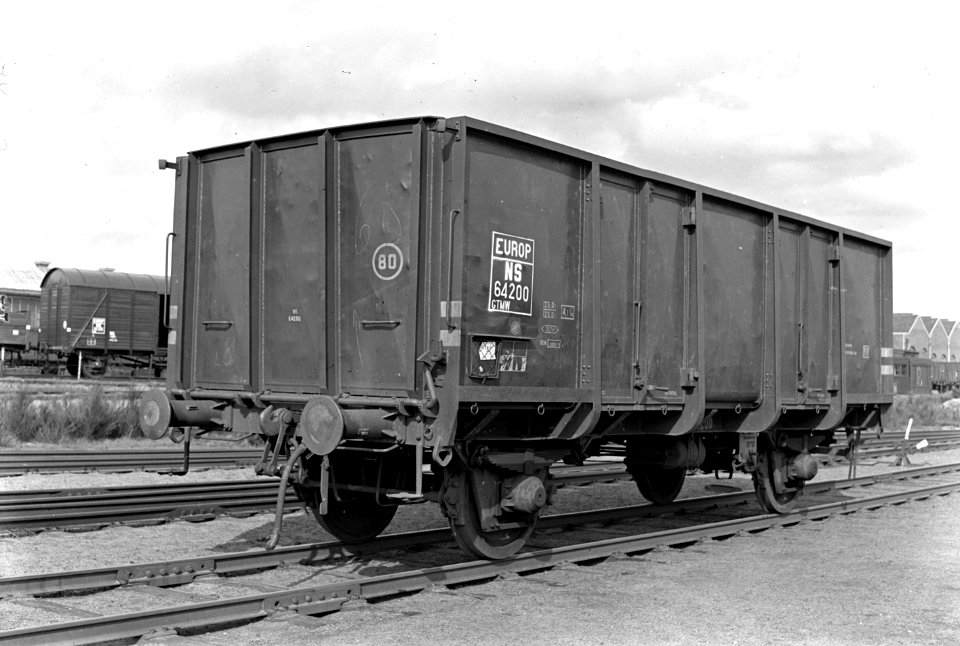 HUA-167238-Afbeelding van de open goederenwagen nr. 64200 van de N.S. (Europ-pool, type GTMW) bij de wagenwerkplaats van de N.S. te Amersfoort