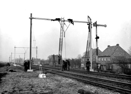 HUA-163989-Afbeelding van het plaatsen van een bovenleidingsportaal ten behoeve van de electrificatie van de spoorlijn Arnhem - Zwolle ter hoogte van Brummen