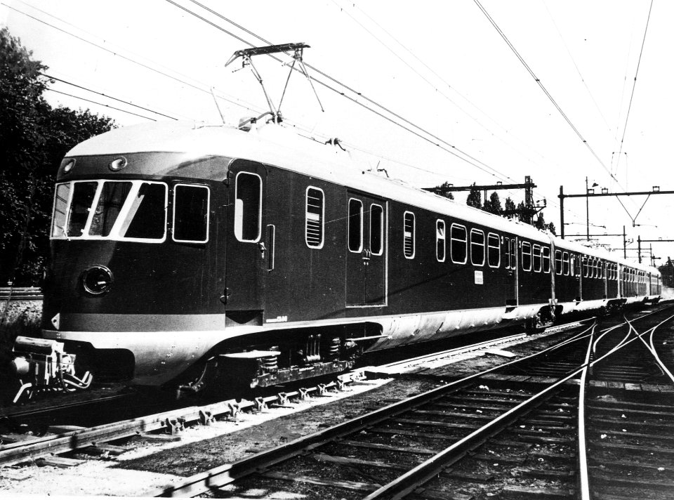 HUA-163788-Afbeelding van het electrische treinstel nr 641 mat 1946 van de NS