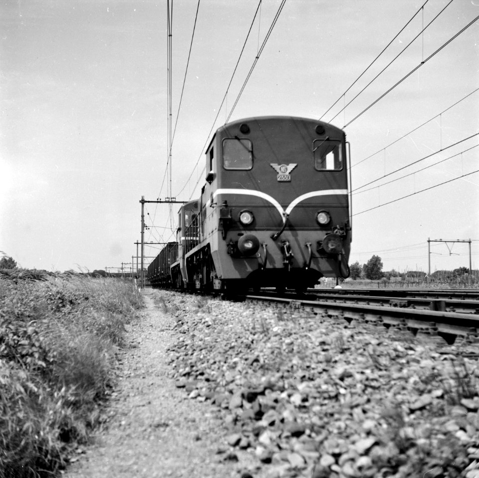 HUA-166583-Afbeelding van een goederentrein met twee diesel electrische locomotieven uit de serie 2200 2300 van de NS voorop nr 2330 bij Lunetten ten zuiden van 