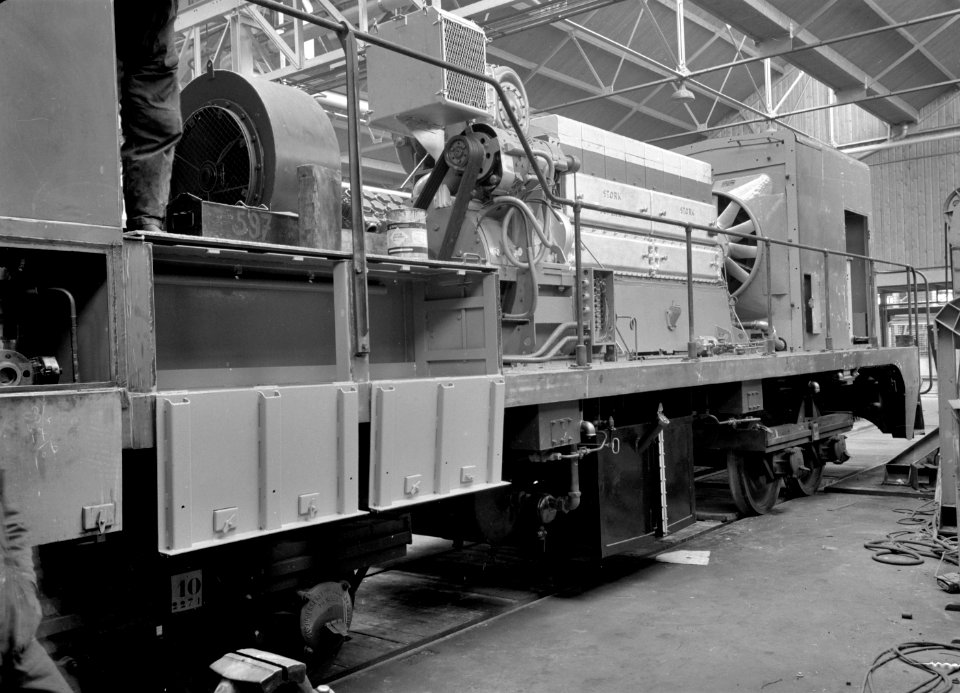 HUA-166576-Afbeelding van de dieselmotor van een in aanbouw zijnde diesel-electrische locomotief uit de serie 2200-2300 van de N.S. bij Allan te Rotterdam