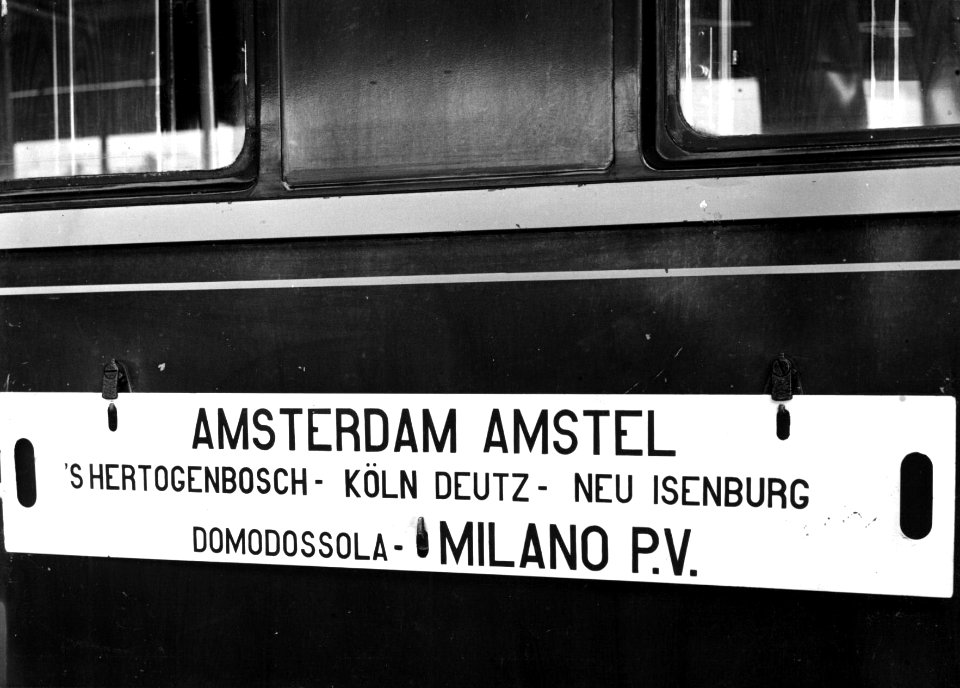 HUA-159529-Afbeelding van het koersbord op een rijtuig van de autoslaaptrein naar Milano op het NS station Amsterdam Amstel te Amsterdam