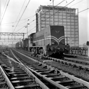 HUA-166588-Afbeelding van de diesel-electrische locomotief nr. 2232 (serie 2200-2300) van de N.S. met een goederentrein te Amsterdam C.S