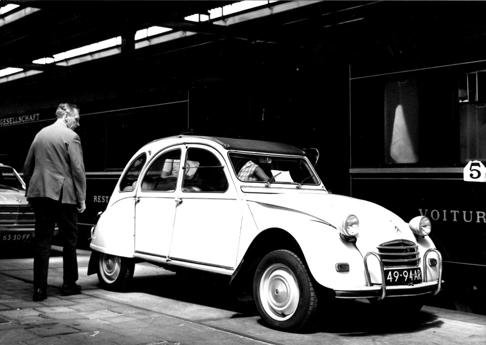 HUA-159541-Afbeelding van een auto Citroën 2CV Lelijke Eend voor de autoslaaptrein op het perron van het NS station Amsterdam Amstel te Amsterdam