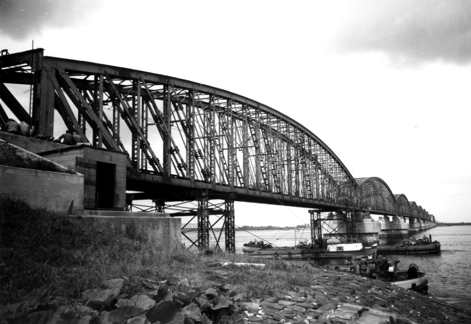 HUA-166644-Gezicht op de spoorbrug over het Hollands Diep (Moerdijkbrug) bij Moerdijk, tijdens het definitieve herstel van oorlogsschade