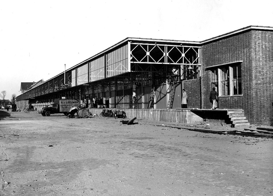 HUA-163901-Gezicht op de in aanbouw zijnde nieuwe goederenloods van de N.S. te Leiden