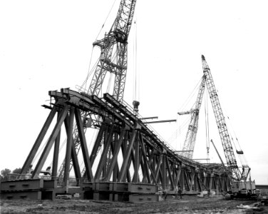 HUA-166641-Afbeelding van de montage van een brugdeel in verband met de verdubbeling van de spoorbrug over de Maas bij Hedel