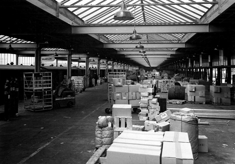HUA-163938-Interieur van de douaneloods bij het N.S.-station Nijmegen te Nijmegen