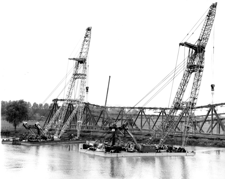 HUA-166635-Afbeelding van de plaatsing van een brugdeel in verband met de verdubbeling van de spoorbrug over de Maas bij Hedel