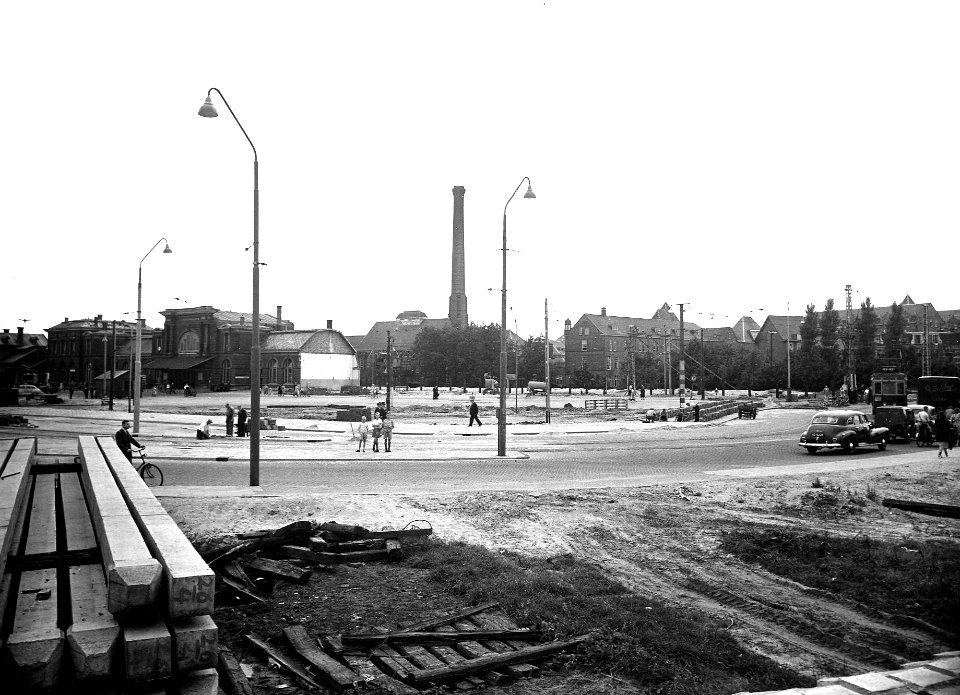 HUA-163945-Gezicht op het Stationsplein te Leiden, met links het oude N.S.-station Leiden en rechts de plek voor het toekomstige stationsgebouw