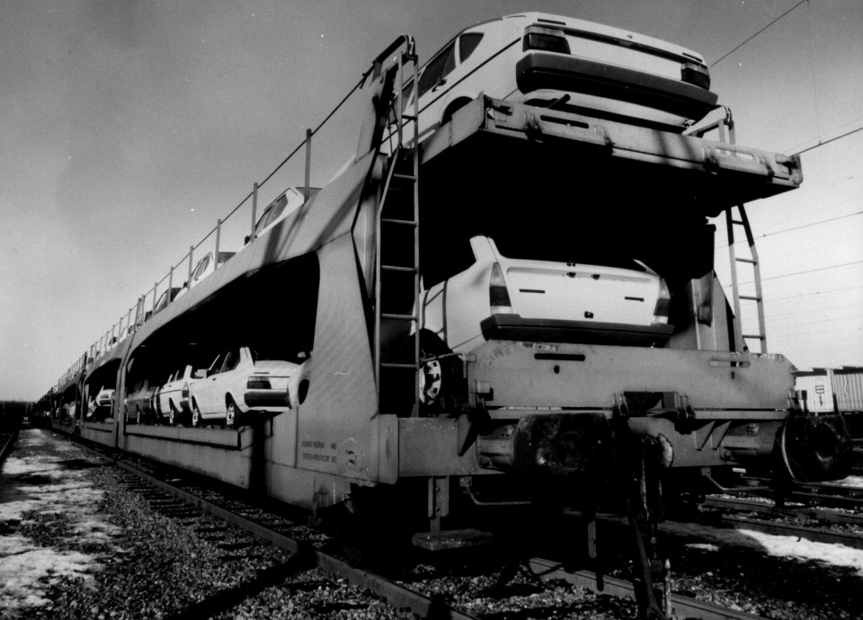 HUA-159624-Afbeelding van autotrailers beladen met nieuwe Volkswagens op het emplacement van de NS te Amersfoort
