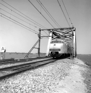 HUA-166601-Afbeelding van een electrisch treinstel mat. 1964 van de N.S. op de spoorbrug over het Hollands Diep (Moerdijkbrug) bij Moerdijk