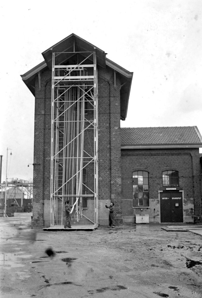 HUA-167342-Gezicht op de droogtoren voor brandslangen bij de wagenwerkplaats van de N.S. te Blerick. N.B. Te Blerick werden tot 1954 regelmatig brandslangen van de bedrijfsbrandweer van de N.S. gecontroleerd