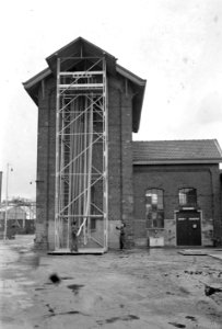 HUA-167342-Gezicht op de droogtoren voor brandslangen bij de wagenwerkplaats van de N.S. te Blerick. N.B. Te Blerick werden tot 1954 regelmatig brandslangen van de bedrijfsbrandweer van de N.S. gecontroleerd
