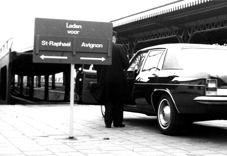 HUA-159583-Afbeelding van het oprijden van een auto op de autoslaaptrein te s Hertogenbosch