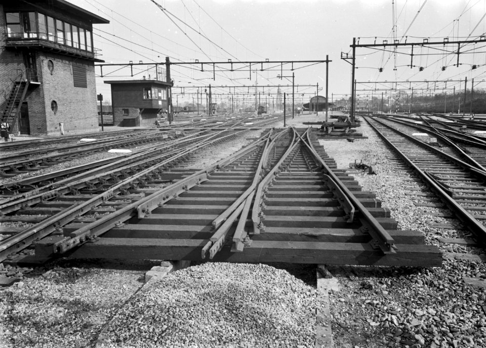 HUA-167350-Afbeelding van een gereedliggend nieuw engels wissel op het emplacement te Amersfoort. Links het seinhuis Post I