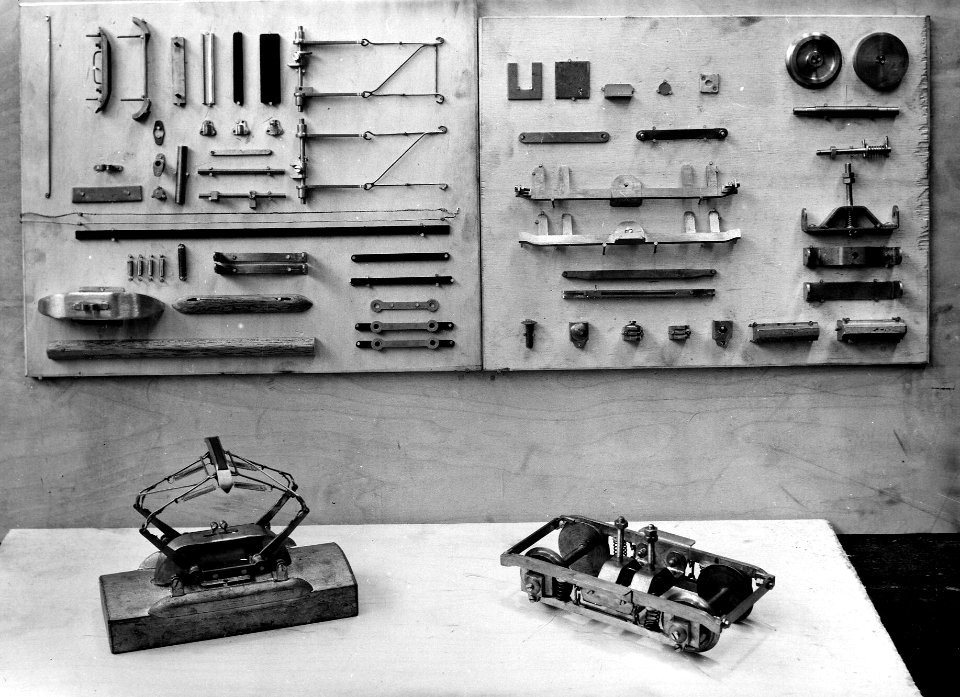 HUA-164024-Afbeelding van diverse onderdelen van een miniatuur-model van een electrisch treinstel mat. 1946 van de N.S., gemaakt door leerlingen van de Centrale Werkplaats van de N.S. te Haarlem voor de spoorweg