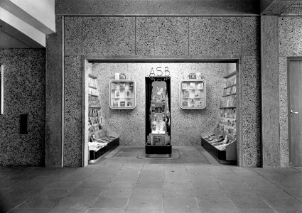 HUA-167266-Interieur van het N.S.-station Hengelo te Hengelo- kiosk van de A.S.B. (Algemene Stations Boekhandel)