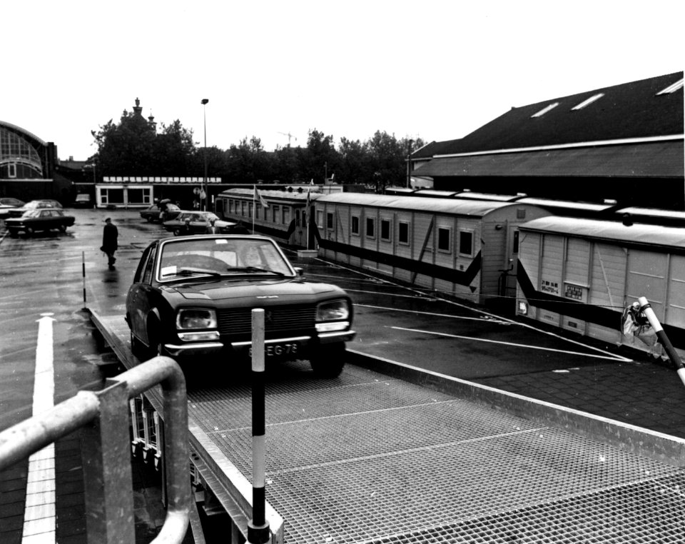 HUA-159616-Afbeelding van het oprijden van een auto op de autoslaaptrein te s Hertogenbosch