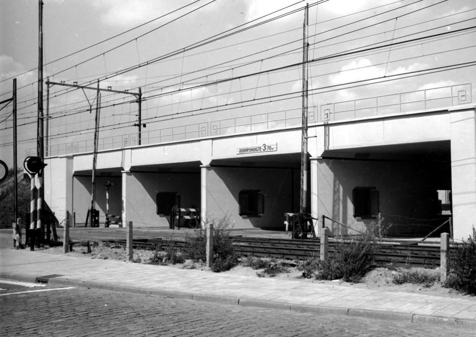 HUA-167257-Gezicht op het nog niet in dienst gestelde spoorviaduct over de Beukenlaan te Eindhoven met op de voorgrond de lage hulpspoorbaanNB De foto is gemaakt