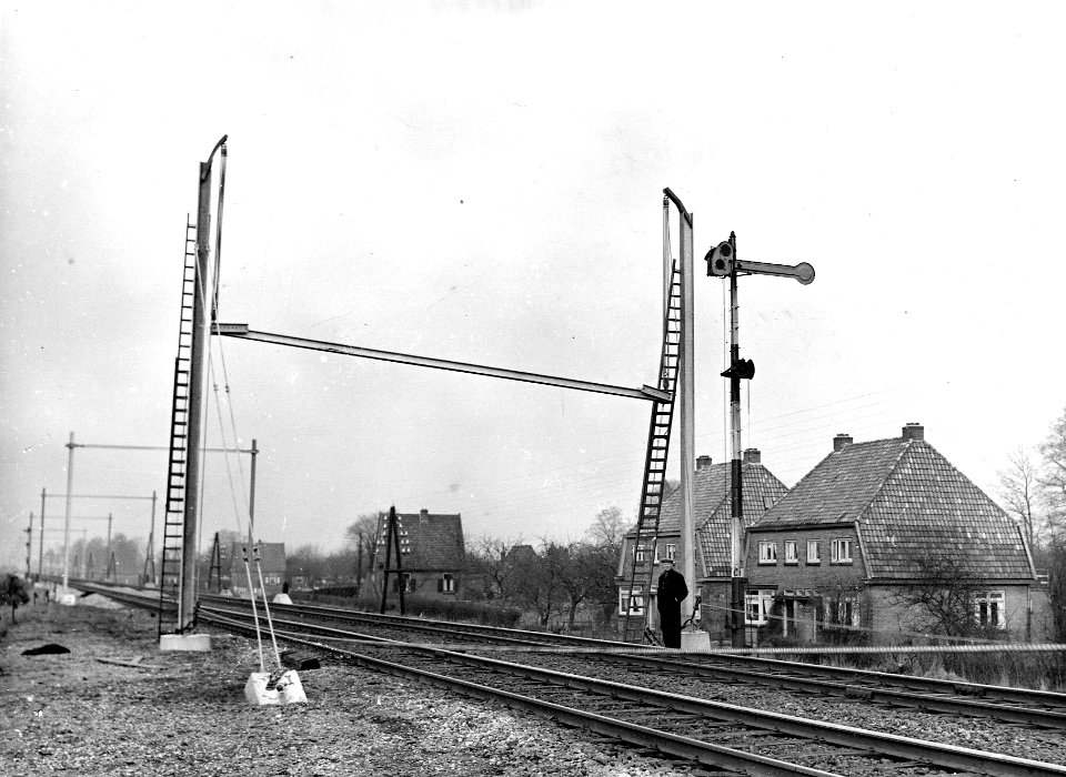 HUA-163986-Afbeelding van het plaatsen van een bovenleidingsportaal ten behoeve van de electrificatie van de spoorlijn Arnhem - Zwolle ter hoogte van Brummen