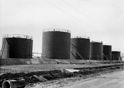 HUA-163810-Afbeelding van olietanks bij het overslagstation van de N.A.M. bij Schoonebeek