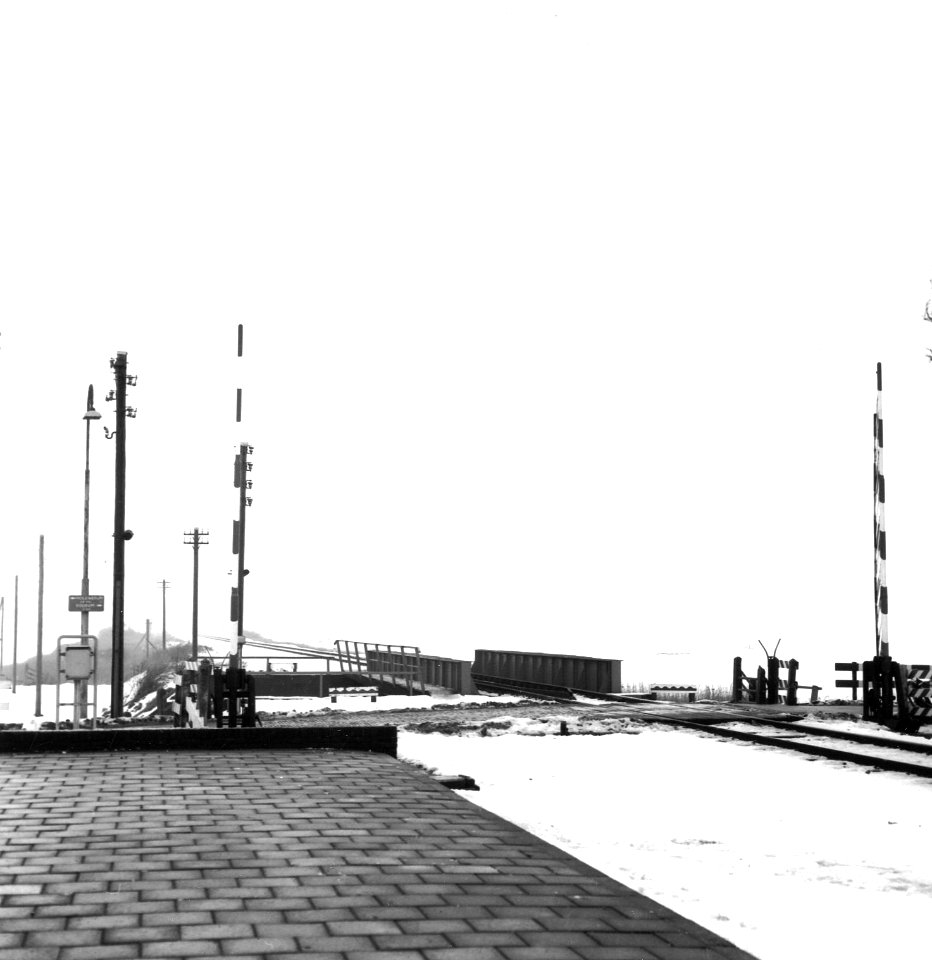 HUA-166598-Gezicht op de spoorbrug over de Gronzen bij het N.S.-station Koudum-Molkwerum te Molkwerum
