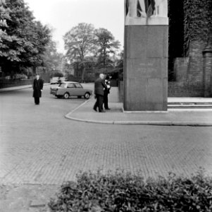 HUA-166940-Afbeelding van de kranslegging bij het monument voor tijdens de oorlog gevallen spoorwegpersoneel aan het Moreelsepark te Utrecht, tijdens dodenherdenking