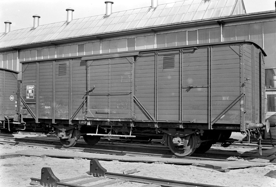 HUA-167222-Afbeelding van de gesloten goederenwagen nr 16189 van de NS Europ pool type CHEK bij de wagenwerkplaats van de NS te Amersfoort