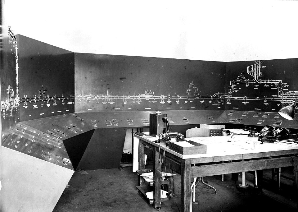HUA-163849-Interieur van het storingsbureau (voor de bovenleiding) van de N.S. te Eindhoven
